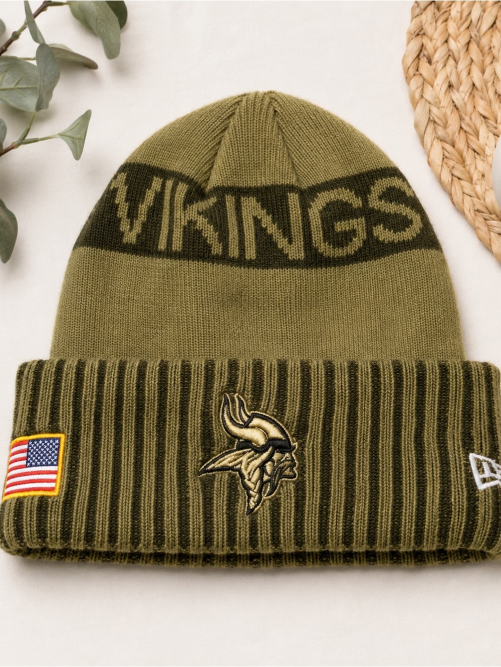 New Era Minnesota Vikings Salute to Service Cuffed Knit Beanie OSFM